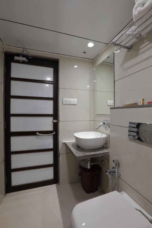 Hotel The Lotus Park Ahmedabad Exterior foto